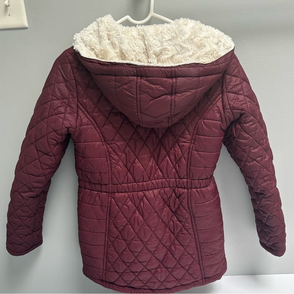 Dark red coat with pockets and white fur on the inside - Picture 2 of 2